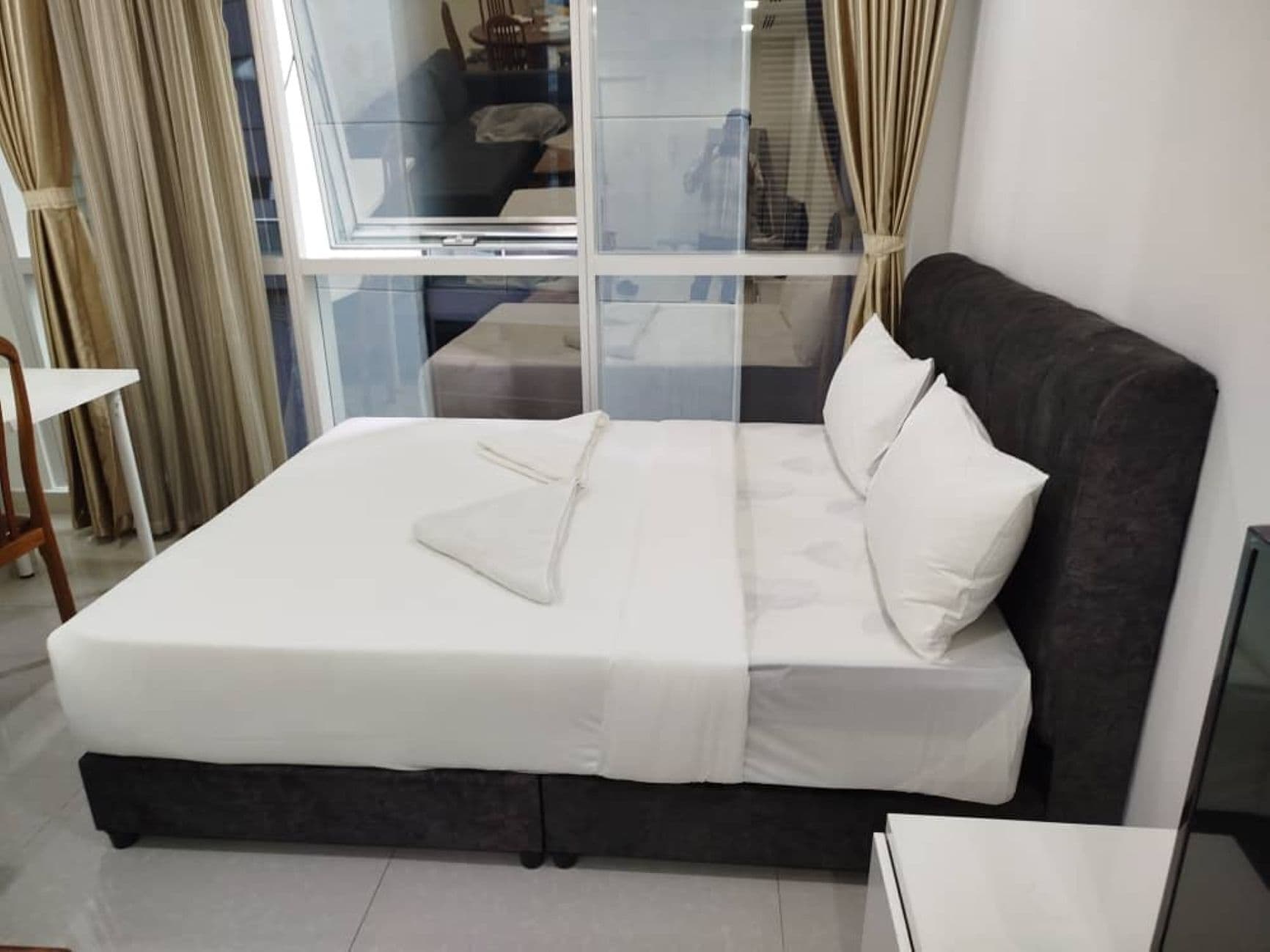 Een bureau, een laptopwerkplek, geluiddichte muren