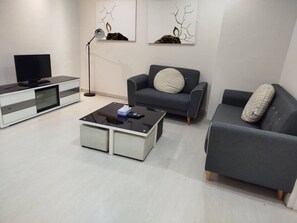 Apartament familiar, 2 dormitoris, vistes a la ciutat | Sala d'estar | Televisor intel·ligent de 32 cm amb canals digitals 