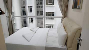 Familienapartment, 2 Schlafzimmer, Stadtblick | Schreibtisch, laptopgeeigneter Arbeitsplatz, schallisolierte Zimmer