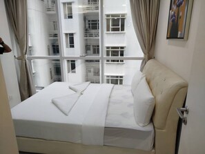 Familienapartment, 2 Schlafzimmer, Stadtblick | Schreibtisch, laptopgeeigneter Arbeitsplatz, schallisolierte Zimmer