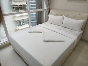 Familienapartment, 2 Schlafzimmer, Stadtblick | Schreibtisch, laptopgeeigneter Arbeitsplatz, schallisolierte Zimmer