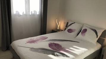 遮光窗帘、熨斗/熨衣板、免费 WiFi