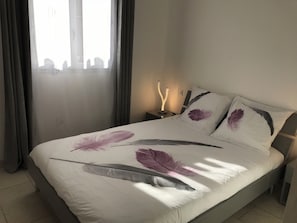 遮光窗簾/窗簾、熨斗/熨衫板、免費 Wi-Fi