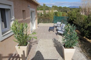 Front of property - VILLA CARA (Mougins)