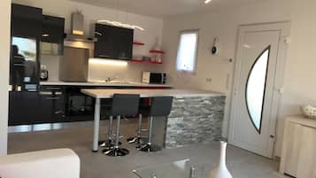 Villa Cara, Vue Jardin | Living area | Computer monitors