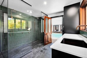 Hair dryer, towels, shampoo - Villa Donini | Lux Estate with Pool & Tennis Court (Riverside)