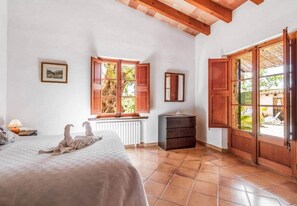 3 bedrooms, iron/ironing board, free WiFi, bed sheets