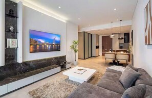 جناح رئاسي - غرفتا نوم - إمكانية الدخول إلى صالة النادي - بمنظر للنهر | ملاءات من القطن المصري وأغطية فراش متميزة وألحفة محشوة بالريش