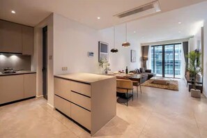 جناح رئاسي - غرفتا نوم - إمكانية الدخول إلى صالة النادي - بمنظر للنهر | ملاءات من القطن المصري وأغطية فراش متميزة وألحفة محشوة بالريش