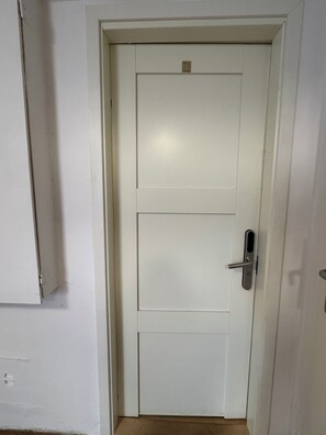 エコノミールーム シングルベッド 2 台 禁煙 | 遮光カーテン、アイロン / アイロン台、WiFi (無料)、ベッドシーツ