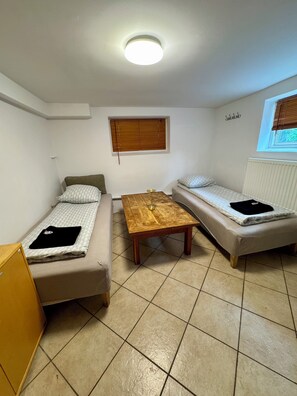 エコノミールーム シングルベッド 2 台 禁煙 | 遮光カーテン、アイロン / アイロン台、WiFi (無料)、ベッドシーツ