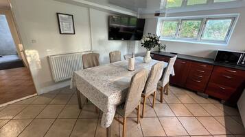 Economy Room, 2 Single Beds, Non Smoking | Living area