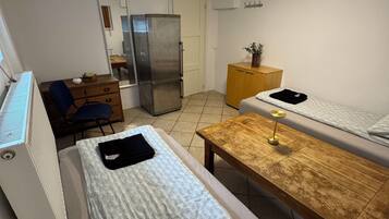 Economy kamer, 2 eenpersoonsbedden, niet-roken | Verduisterende gordijnen, een strijkplank/strijkijzer, gratis wifi