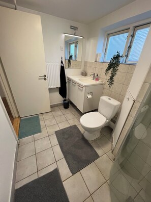 Economy kamer, 2 eenpersoonsbedden, niet-roken | Badkamer