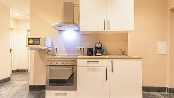 Apartemen Basic | Dapur pribadi | Lemari es, microwave, oven, dan kompor