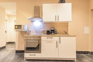 Basic Apartment | Private kitchen | Fridge, microwave, oven, stovetop