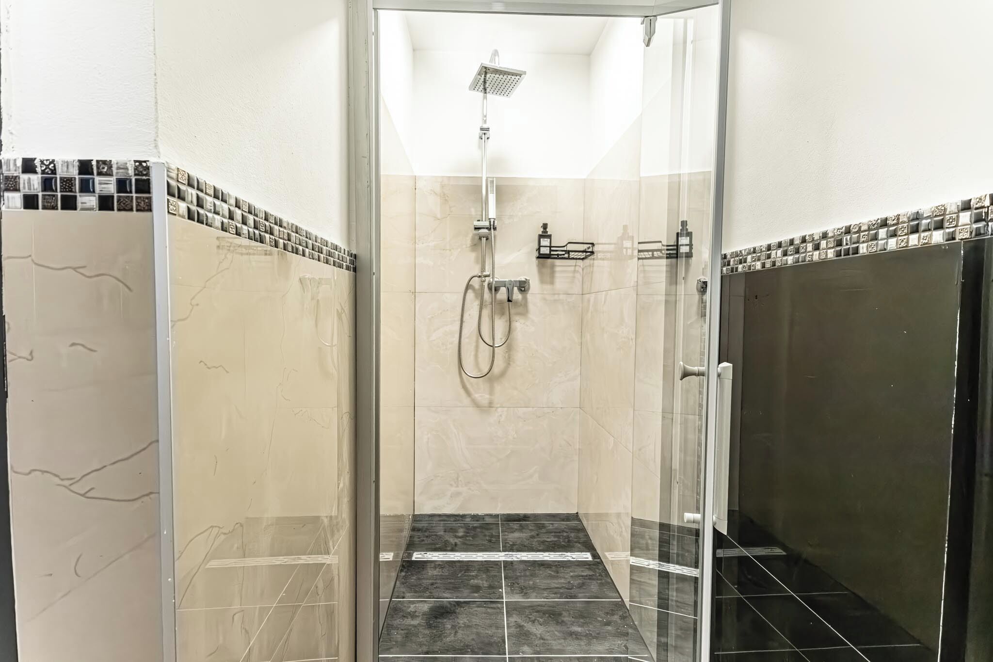 Appartamento Basic | Bagno | Doccia, set di cortesia gratuito, asciugacapelli, asciugamani