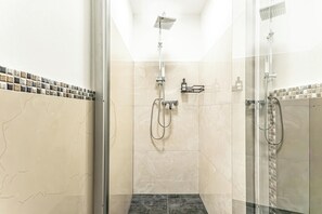 Apartamento básico | Baño | Ducha, artículos de higiene personal gratuitos y secador de pelo