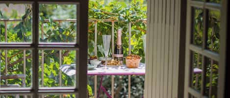 屋外ダイニングエリア