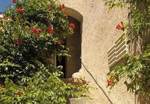 تفاصيل الفندق من الخارج