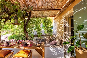 Outdoor dining - Elegant Pomegranate house immersed in the nature of the Island of Elba. (Seccheto)