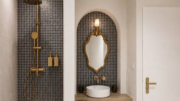 Een badkamer met douche, wastafel, spiegel en deur.