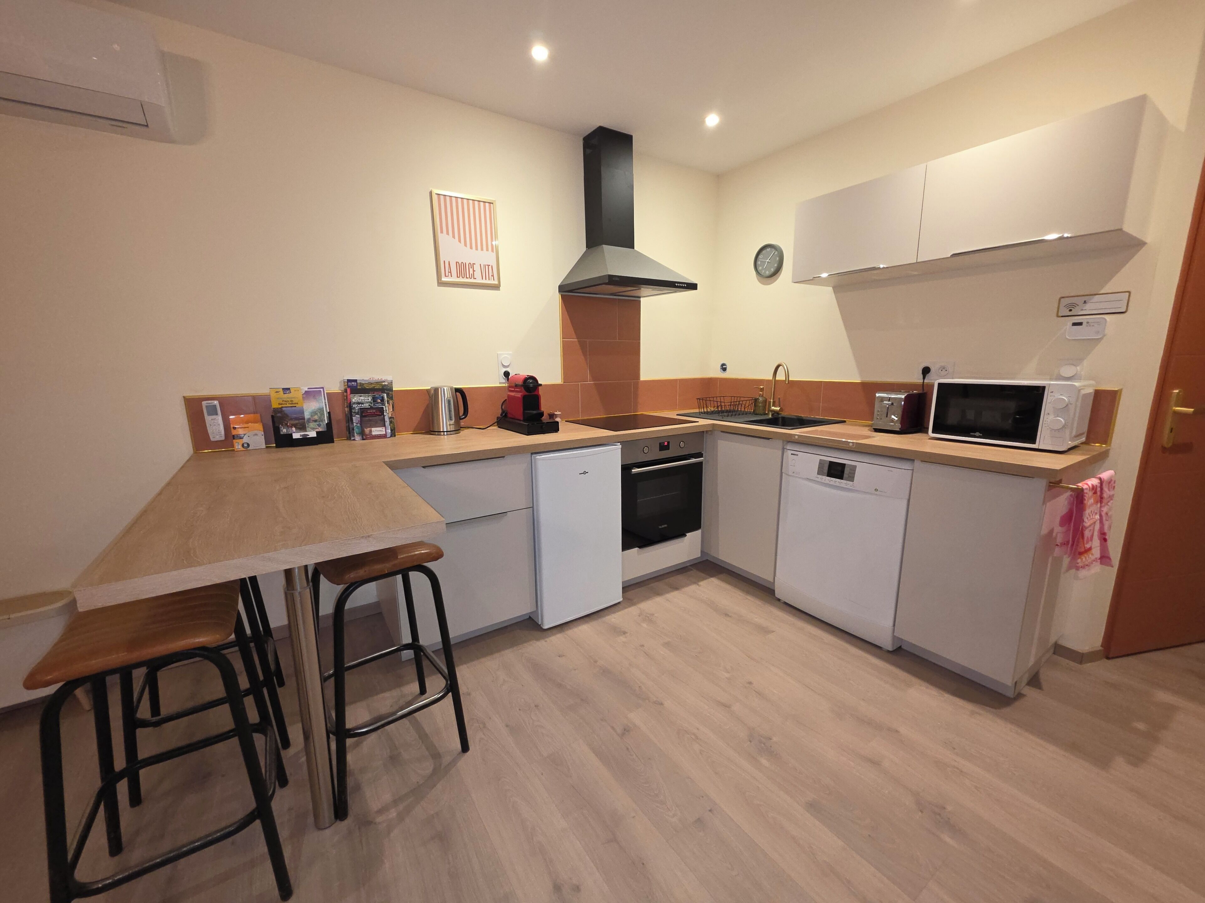 Réfrigérateur, micro-ondes, four, plaque de cuisson