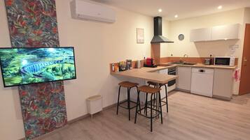 Réfrigérateur, micro-ondes, four, plaque de cuisson