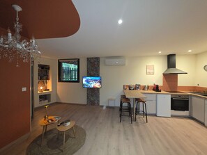 Jääkaappi, mikroaaltouuni, uuni, liesi