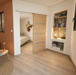1 bedroom, iron/ironing board, free WiFi, bed sheets - T2 near village ~ Wifi ~ Air conditioning ~ Terrace (Saint-Étienne-de-Saint-Geoirs)