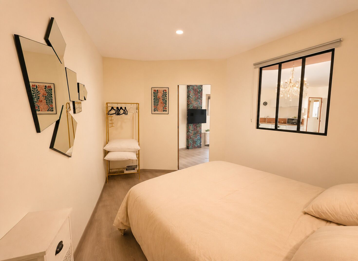 1 slaapkamer, een strijkplank/strijkijzer, gratis wifi, beddengoed