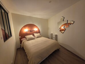 Bügeleisen/Bügelbrett, kostenloses WLAN, Bettwäsche