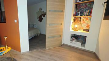 Iron/ironing board, free WiFi, bed sheets