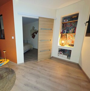 Silitysrauta/-lauta, ilmainen Wi-Fi, vuodevaatteet