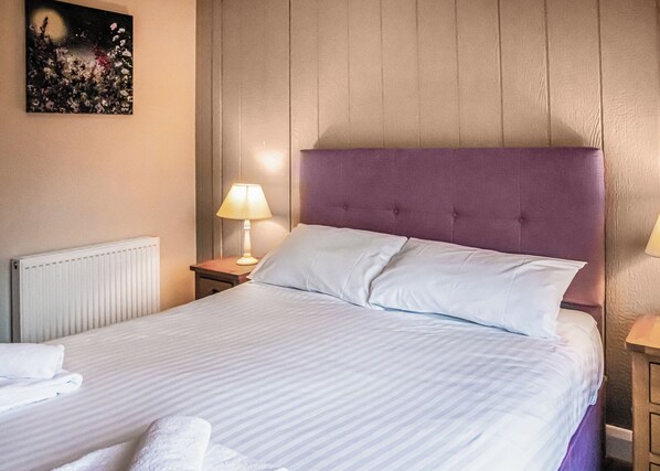 2 bedrooms, WiFi - New for 2024, Yr Arenig is a home from home luxurious two bedroom lodge. (Bala,)
