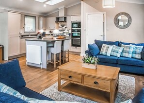 TV - New for 2024, Yr Arenig is a home from home luxurious two bedroom lodge. (Bala,)