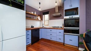 Fridge, oven, stovetop, dishwasher - Little Livingstone - Preston (Preston)