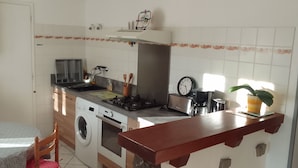A compact kitchen with a washing machine, a stove, and a sink. - Rental Apartment Type T2 Curistes ou Vacanciers (Halsou)