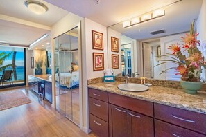 2 bedrooms, iron/ironing board, free WiFi, bed sheets - Mahana 311 Direct Oceanfront Spacious 2-bedroom condo sleeps 6. (Lahaina)