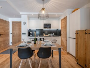 Fridge, microwave, oven, stovetop - Central Chamonix apartment with parking, 2 bedrooms (Chamonix-Mont-Blanc)