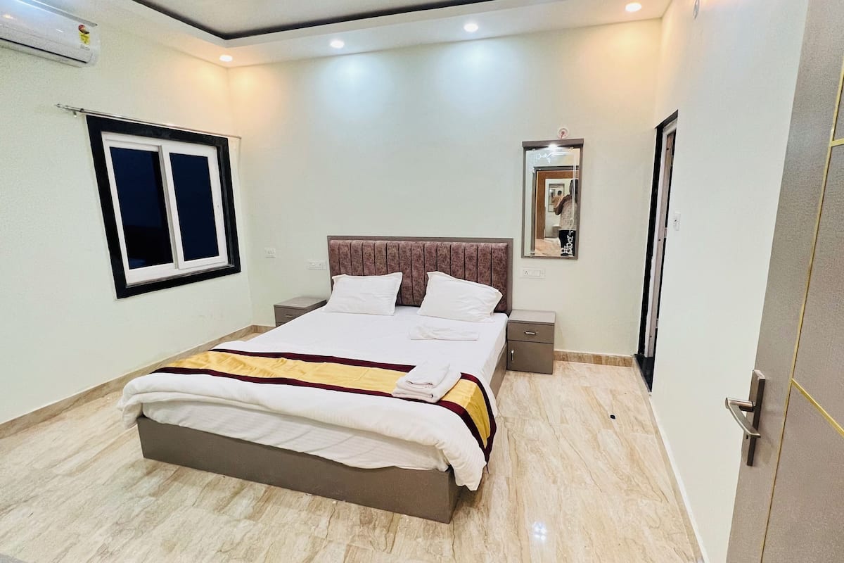 مكتب وتجهيزات عازلة للصوت وواي فاي مجانًا