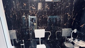 A bathroom with a toilet, sink, and shower. - sandhya paying guest house (Varanasi)