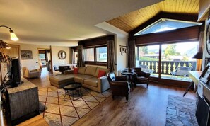 Living area - Apartment in Les Gets With Ski-in/ski-out (Les Gets)