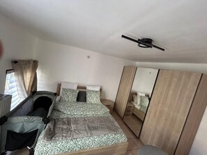 1 غرفة نوم ومكواة/لوح كي وواي فاي وملاءات أسرّة