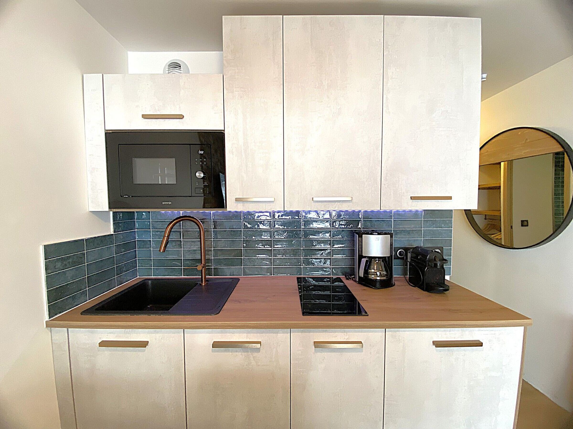 Een koelkast, een magnetron, een vaatwasser