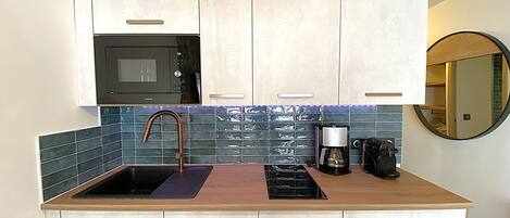 Een koelkast, een magnetron, een vaatwasser