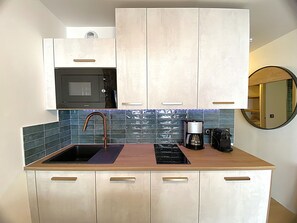 Fridge, microwave, dishwasher, coffee/tea maker - Cozy Ski-In Studio in Méribel, Sleeps 4, WiFi (Méribel)