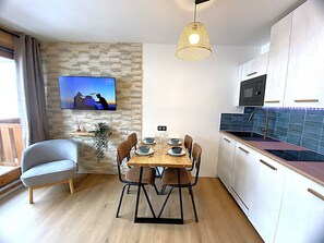Dining - Cozy Ski-In Studio in Méribel, Sleeps 4, WiFi (Méribel)
