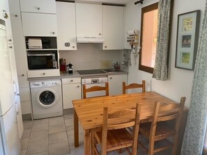 Fridge, microwave, stovetop, dishwasher - Terraced house with air conditioning and parking in Bormes-les-Mimosas (Bormes-les-Mimosas)