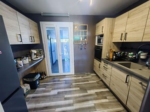 Fridge, microwave, oven, stovetop - Quiet T3 villa, south terrace, air conditioning, private parking (Cap d'Agde)